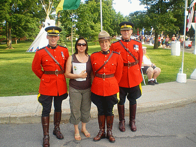 OTTAWA (CANADA) - <BR>Et voici la police montée ! cette fois nous sommes cernés !  (20080708)    (Photographie de David-Dupuy) <br><A href=vos/4000/016.jpg>Afficher l'image ?</A>