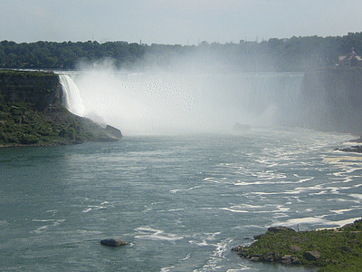 Les chutes du Niagara <BR> Bateau devant le rideau des chutes (20080708)    (Photographie de David-Dupuy) <br><A href=vos/4000/018.jpg>Afficher l'image ?</A>