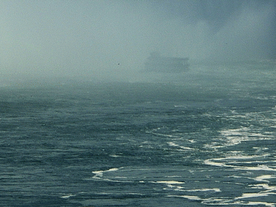 Les chutes du Niagara <BR> Gros plan sur le bateau dans les eaux tourmentees de Niaigara Falls