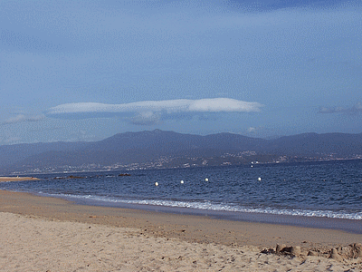 AJACCIO ville - J‚ai souvent remarqué que les nuages lenticulaires  prennent la forme d‚un grand oiseau (Un aigle impérial ?) dans le golfe d‚AJACCIO (20060101)    (Photographie de Mathieu-Nivaggioni) <br><A href=ajaccio/ville/991c.jpg>Afficher l'image ?</A>