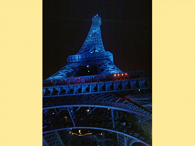 PARIS : la tour Eiffel Bleue (aux couleurs Européennes )<BR> (photo prise avec téléphone portable) (20090104)    (Photographie de Remi-Barre) <br><A href=vos/2005/035.jpg>Afficher l'image ?</A>