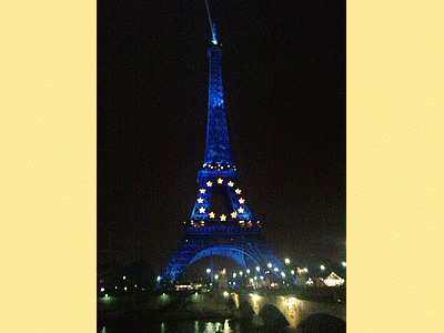 PARIS : la tour Eiffel Bleue (aux couleurs Européennes )<BR> (photo prise avec téléphone portable) (20090104)    (Photographie de Remi-Barre) <br><A href=vos/2005/036.jpg>Afficher l'image ?</A>