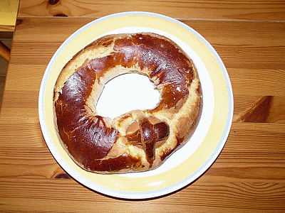 Cacavellu (gâteau spécial pour Pâques) (20090602)    (Photographie de Thieu) <br><A href=vos/2005/078.jpg>Afficher l'image ?</A>