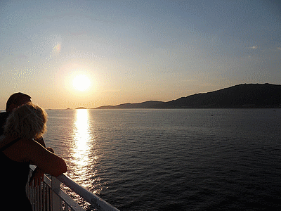 Coucher de soleil sur les îles Sanguinaires<BR>(Ce n‚est pas le TITANIC c‚est  á bord du GIROLATA) (20090905)    (Photographie de Remi-Barre) <br><A href=vos/2006/646.jpg>Afficher l'image ?</A>
