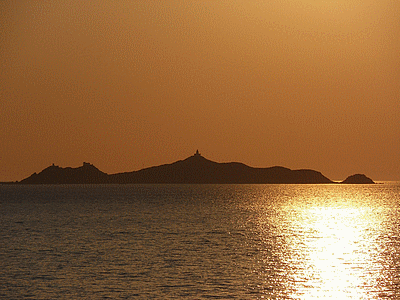 Coucher de soleil sur les îles Sanguinaires (20090905)    (Photographie de Remi-Barre) <br><A href=vos/2006/654.jpg>Afficher l'image ?</A>
