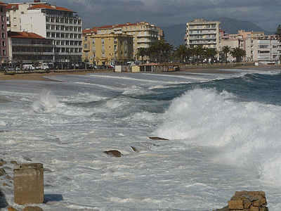 Grosses vagues du 04/05/2010 sur la plage Trottel <BR>Vagues de plus de 6 mètres (20100504)    (Photographie de Mathieu-Nivaggioni) <br><A href=vos/2007/110.jpg>Afficher l'image ?</A>