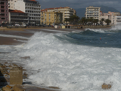 Grosses vagues du 04/05/2010 sur la plage Trottel <BR>Vagues de plus de 6 mètres<BR>On dirait presque un tsulami (20100504)    (Photographie de Mathieu-Nivaggioni) <br><A href=vos/2007/111.jpg>Afficher l'image ?</A>