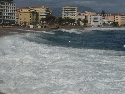 Grosses vagues du 04/05/2010 sur la plage Trottel <BR>Vagues de plus de 6 mètres (20100504)    (Photographie de Mathieu-Nivaggioni) <br><A href=vos/2007/112.jpg>Afficher l'image ?</A>