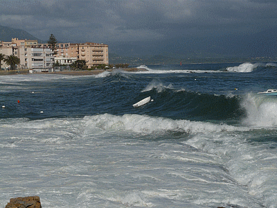 Grosses vagues du 04/05/2010 sur la plage Trottel <BR>Vagues de plus de 6 mètres (20100504)    (Photographie de Mathieu-Nivaggioni) <br><A href=vos/2007/113.jpg>Afficher l'image ?</A>