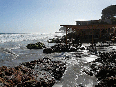 Grosses vagues du 04/05/2010 sur la plage de BARBICAGGIA<BR>Le sable a presque totalement été emporté (20100504)    (Photographie de Mathieu-Nivaggioni) <br><A href=vos/2007/117.jpg>Afficher l'image ?</A>