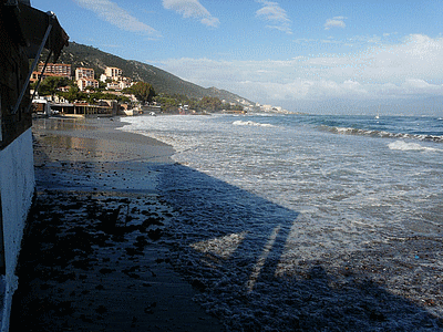 Grosses vagues du 04/05/2010 sur la plage de MARINELLA<BR>La plage est totalement recouverte (20100504)    (Photographie de Mathieu-Nivaggioni) <br><A href=vos/2007/118.jpg>Afficher l'image ?</A>
