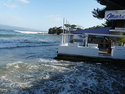 Grosses vagues du 04/05/2010 sur la plage de MARINELLA<BR>Le restaurant a les pieds dans l‚eau (20100504)    (Photographie de Mathieu-Nivaggioni) <br><A href=vos/2007/119.jpg>Afficher l'image ?</A>