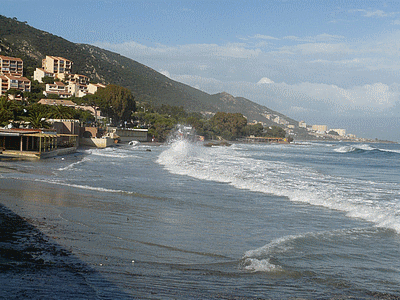 Grosses vagues du 04/05/2010 sur la plage de MARINELLA<BR>La plage est totalement recouverte (20100504)    (Photographie de Mathieu-Nivaggioni) <br><A href=vos/2007/120.jpg>Afficher l'image ?</A>