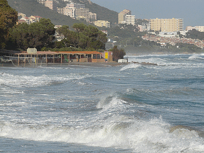 Grosses vagues du 04/05/2010 sur la plage de L‚ARIADNE sous l‚assaut des vagues (20100504)    (Photographie de Mathieu-Nivaggioni) <br><A href=vos/2007/122.jpg>Afficher l'image ?</A>