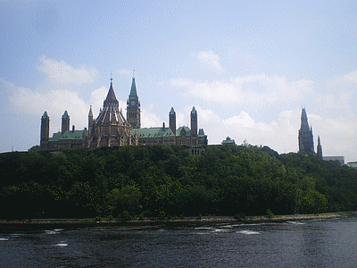 OTTAWA (CANADA) - La Colline du Parlement<BR>En bateau sur le ST Laurent , le parliament Hill offre toute sa splendeur (20080708)    (Photographie de David-Dupuy) <br><A href=vos/4000/011.jpg>Afficher l'image ?</A>